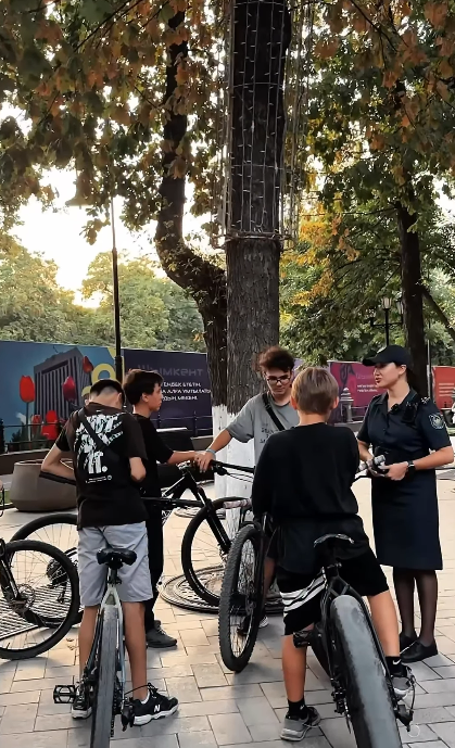 ШЫМКЕНТ ПОЛИЦИЯСЫНЫҢ ЖАҢА ҚАДАМЫ: ҚАЛА САЯБАҚТАРЫНЫҢ ҚАУІПСІЗДІГІ ЭЛЕКТРОСАМОКАТПЕН ҚАМТАМАСЫЗ ЕТІЛУДЕ