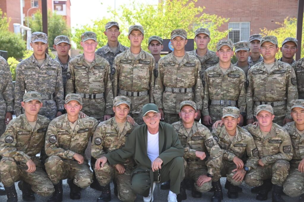 ШЫМКЕНТТІҢ САРБАЗДАРЫ ӘСКЕРИ ӘНДЕРДІҢ АВТОРЫ ВИВАТ БАСОВПЕН КЕЗДЕСТІ