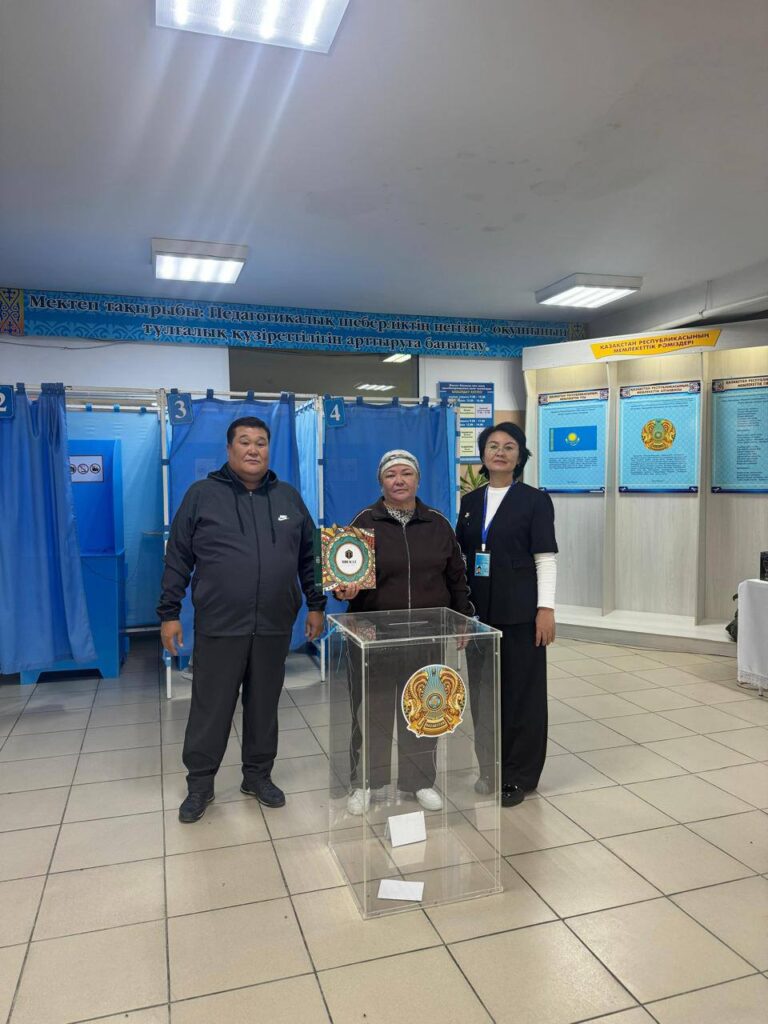 БАРЛЫҚ САЙЛАУ УЧАСКЕЛЕРІНДЕ АЛҒАШҚЫ ДАУЫС БЕРУШІЛЕРГЕ АРНАЙЫ СЫЙЛЫҚТАР БЕРІЛУДЕ