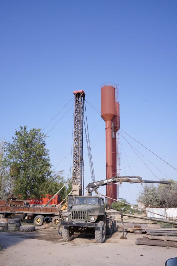 АУДАН ӘКІМІ ТҰРҒЫНДАРДЫ АУЫЗ СУМЕН ҚАМТУ ЖҰМЫСТАРЫНЫҢ БАРЫСЫН БАҚЫЛАДЫ