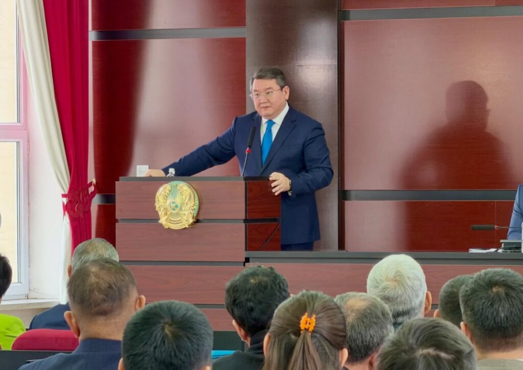 ПРЕЗИДЕНТ КЕҢЕСШІСІ ТҰРҒЫНДАРЫМЕН КЕЗДЕСТІ