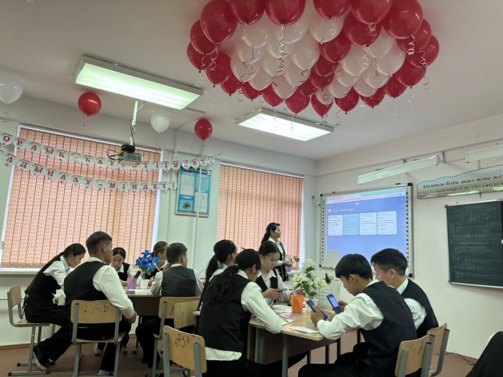 БІЛІМДІЛІК ПЕН ЕҢБЕКҚОРЛЫҚ БИІККЕ ЖЕТЕЛЕЙДІ