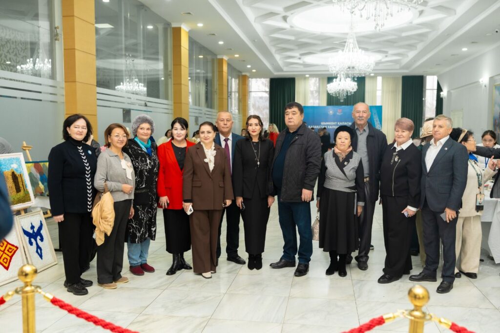 ШЫМКЕНТТЕ «ҚАРА ШАҢЫРАҚ»ҚОЛӨНЕР ЖӘНЕ ХАЛЫҚТЫҚ ӨНЕР КӨРМЕСІ ӨТТІ