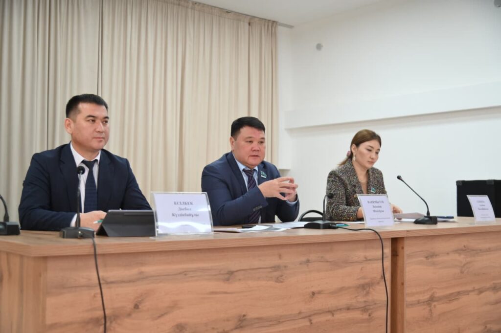 ШЫМКЕНТ: МӘСЛИХАТ ДЕПУТАТТАРЫ ЕҢБЕКШІ АУДАНЫ ТҰРҒЫНДАРЫМЕН КЕЗДЕСТІ