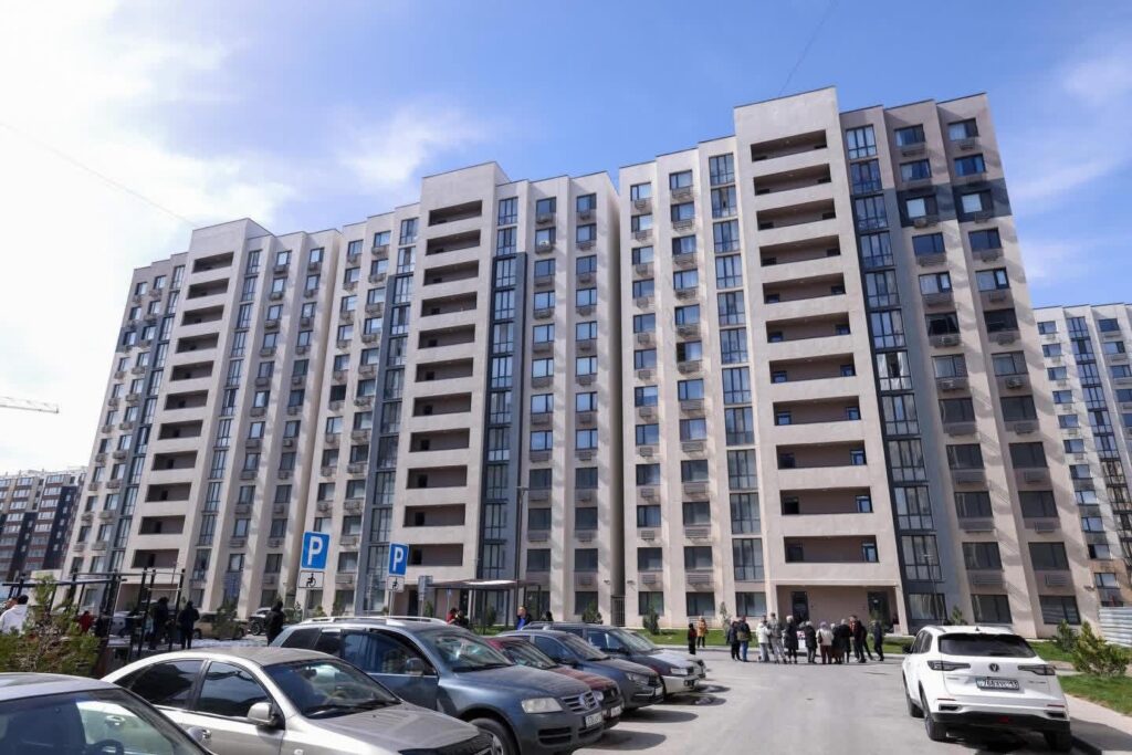 КӨКСАЙ: ТОЗЫҒЫ ЖЕТКЕН ҮЙЛЕРДІҢ ТҰРҒЫНДАРЫН КӨШІРУ ЖАЛҒАСУДА