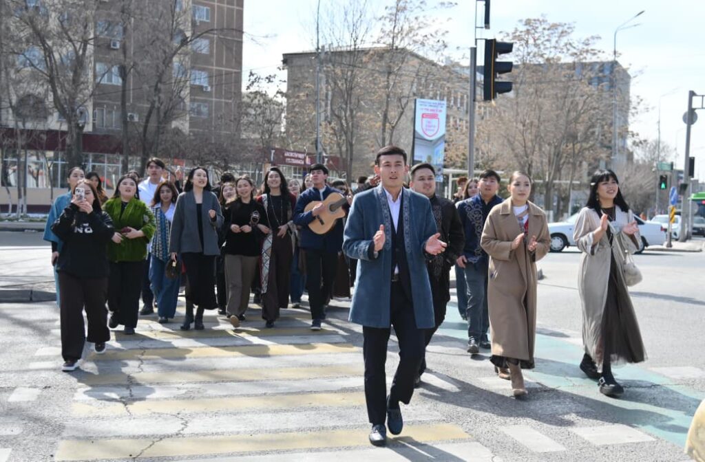 КӨРІСУ МЕРЕКЕСІ ЖАСТАРДЫҢ БАСЫН ҚОСТЫ